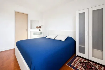 Quarto; chão de madeira, luz natural
