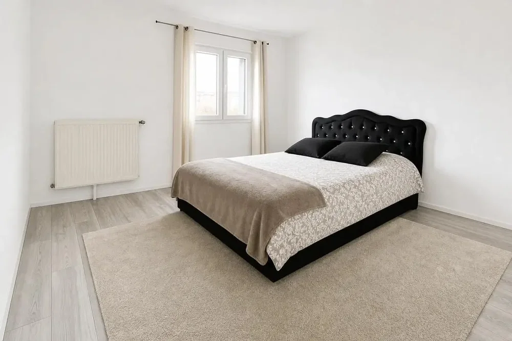 Camera da letto; luce naturale, pavimento in piastrelle