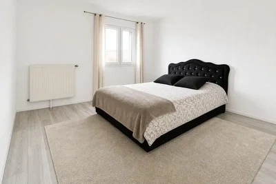 Camera da letto; luce naturale, pavimento in piastrelle