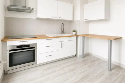 Cucina; elettrodomestici, pavimento in legno, luce naturale, stile moderno, ristrutturato