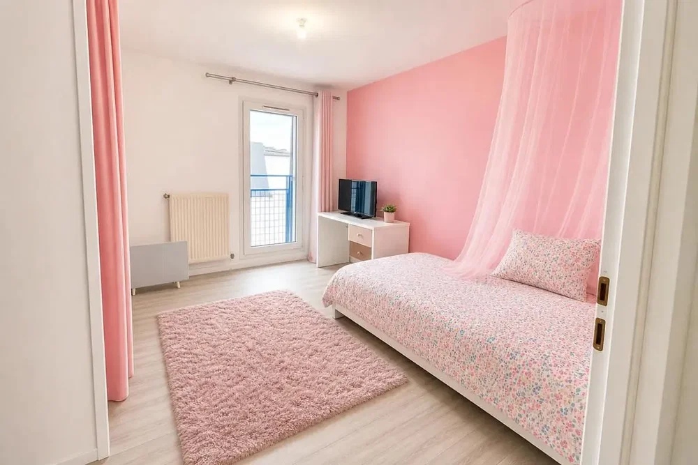 Camera da letto; luce naturale, pavimento in legno