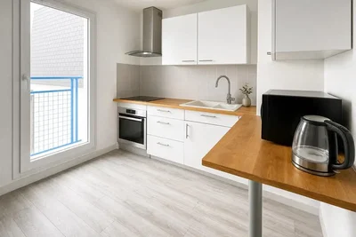 Cucina; elettrodomestici, pavimento in legno, luce naturale
