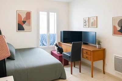 Bedroom; natural light, modern style