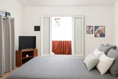 Bedroom; natural light, modern style