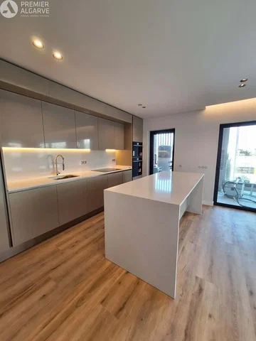 Cozinha; eletrodomésticos, chão de madeira, luz natural, renovado, estilo moderno