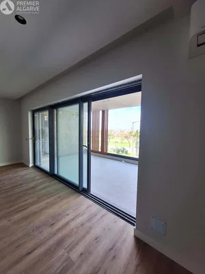 Obývačka; drevená podlaha, prirodzené svetlo, výhľad