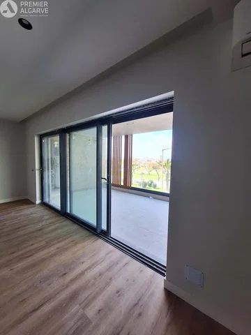 Sala de estar; chão de madeira, luz natural, vista
