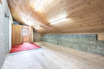 Cave; parquet, poutres en bois, lumière naturelle