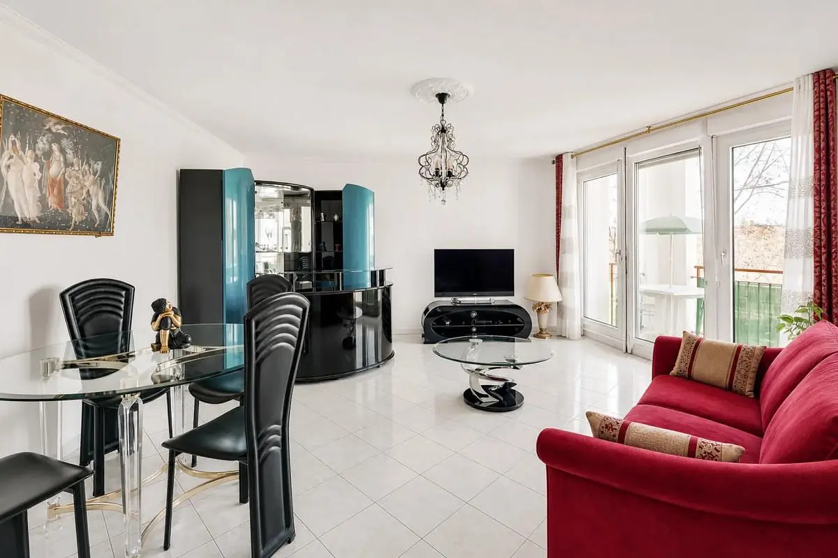 Salon; carrelage, lumière naturelle, style moderne