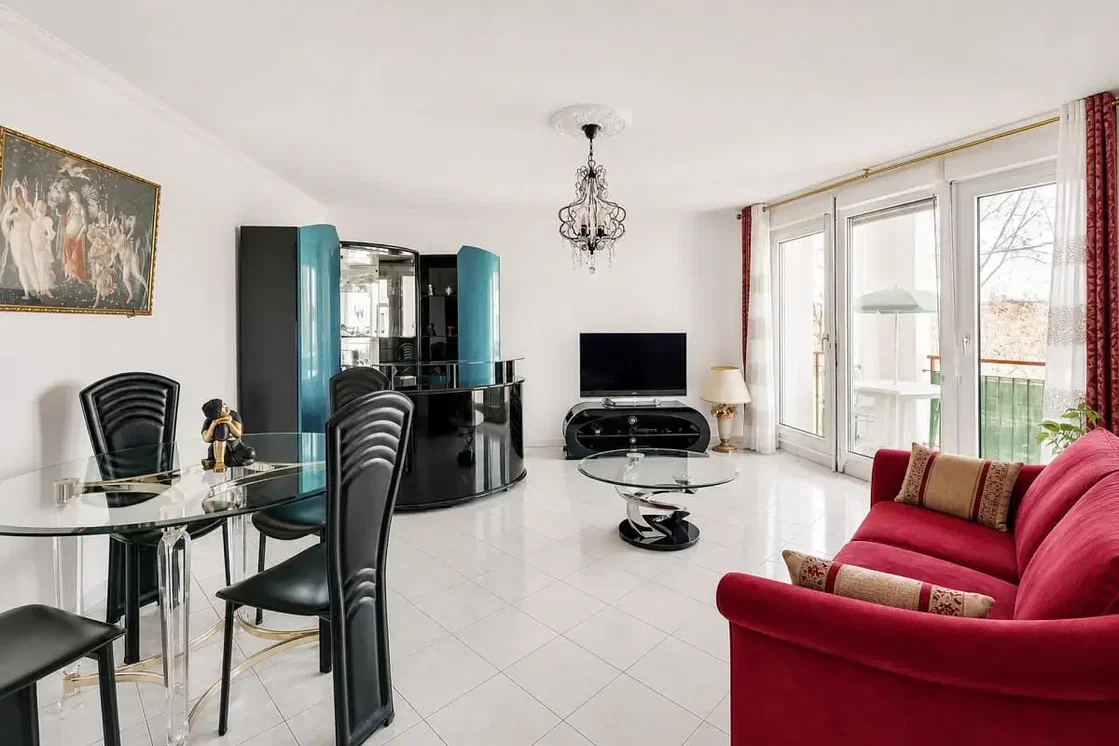 Salon; carrelage, lumière naturelle, style moderne