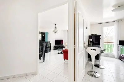 Salon; carrelage, lumière naturelle