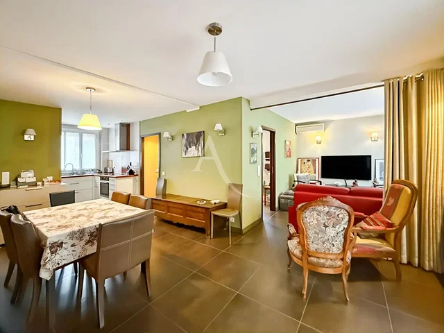 Salon; carrelage, lumière naturelle