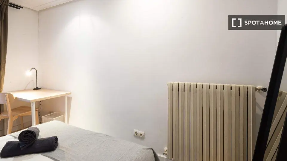 Schlafzimmer; tageslicht, renoviert