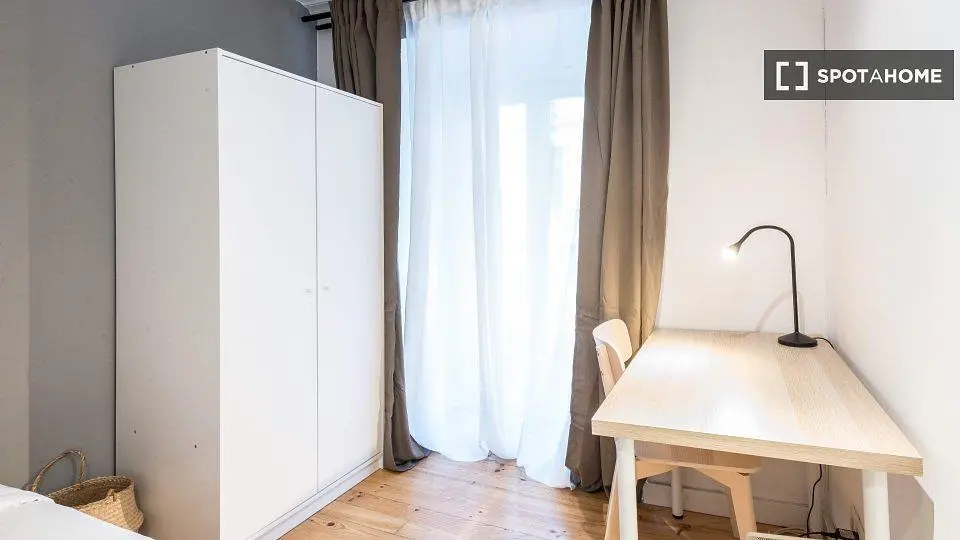 Schlafzimmer; holzboden, tageslicht