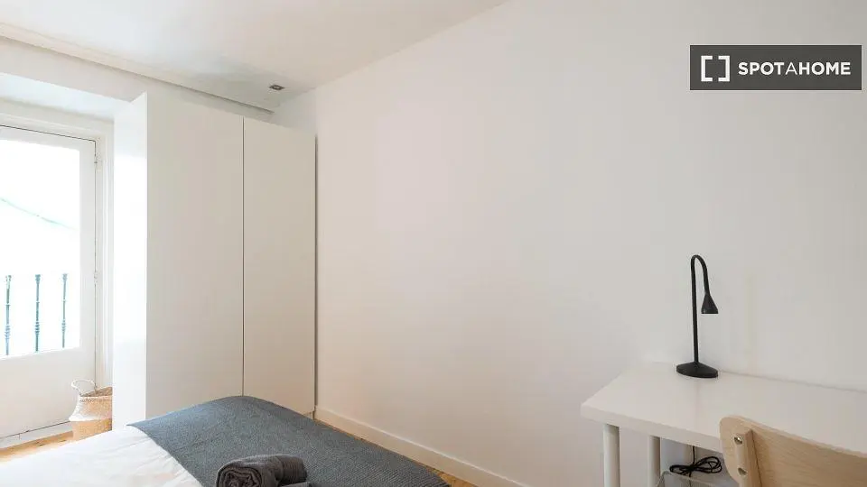 Schlafzimmer; tageslicht, holzboden