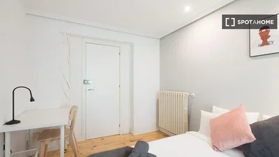 Schlafzimmer; holzboden, tageslicht