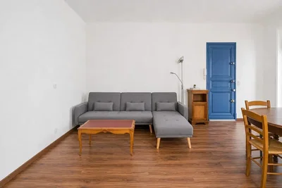 Salón; suelo de madera, luz natural