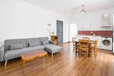 Salón; suelo de madera, luz natural, estilo moderno