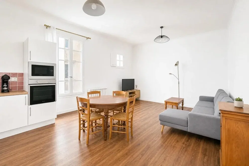 Salón; electrodomésticos, suelo de madera, luz natural, estilo moderno