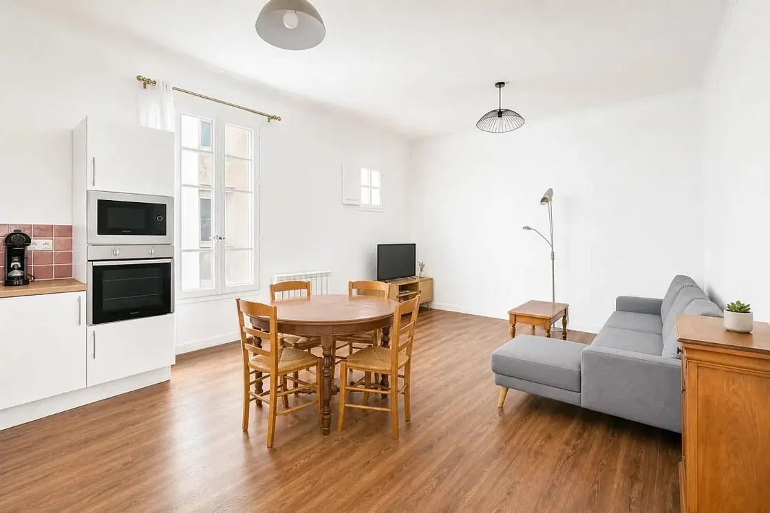 Salón; electrodomésticos, suelo de madera, luz natural, estilo moderno