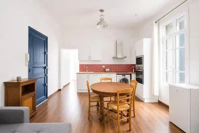 Cocina; electrodomésticos, suelo de madera, luz natural