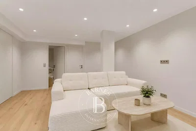 Wohnzimmer; tageslicht, moderner stil, holzboden