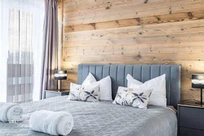 Schlafzimmer; holzbalken, tageslicht, moderner stil