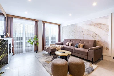 Wohnzimmer; tageslicht, moderner stil, holzboden