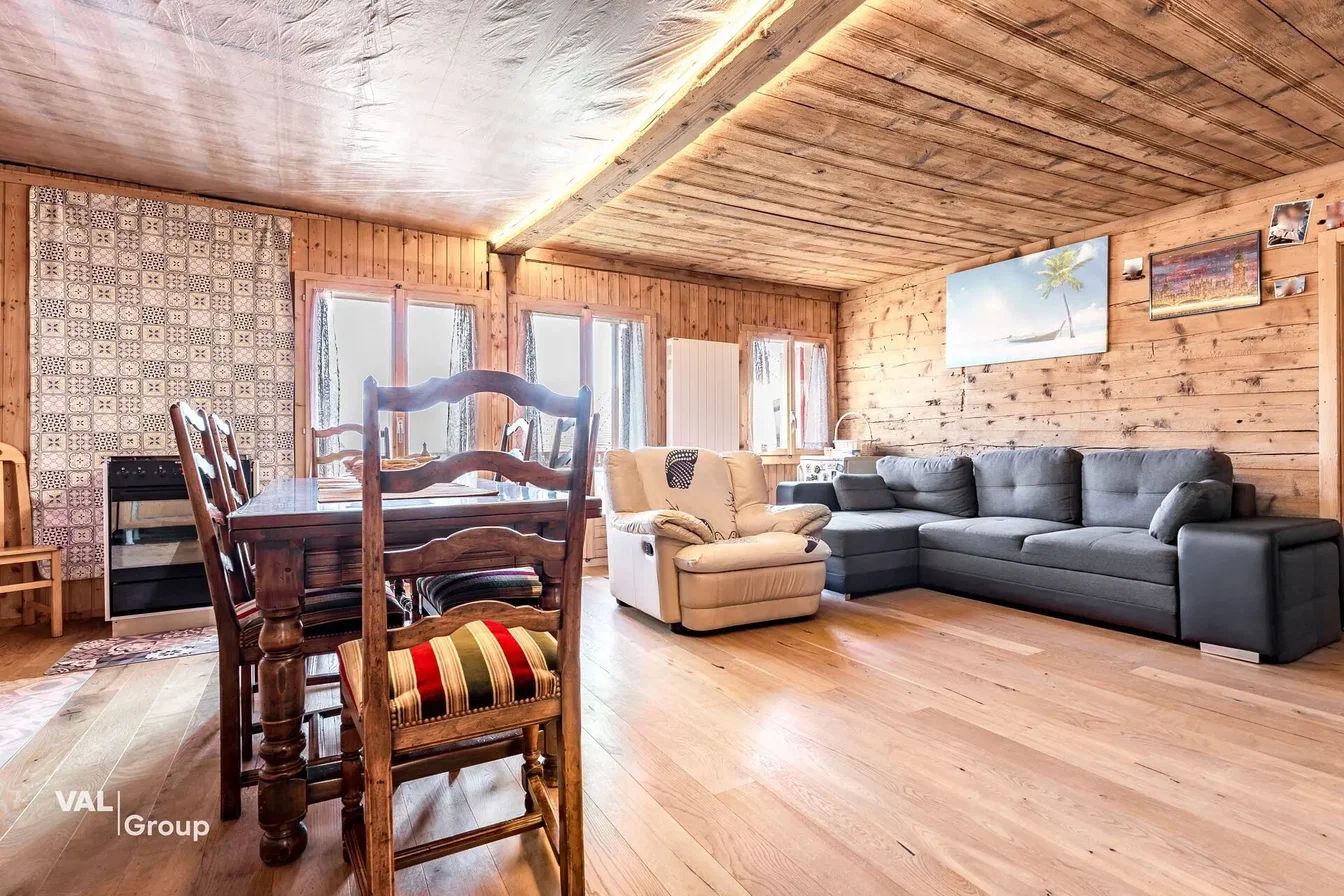 Soggiorno; pavimento in legno, travi in legno, camino, luce naturale, stile rustico