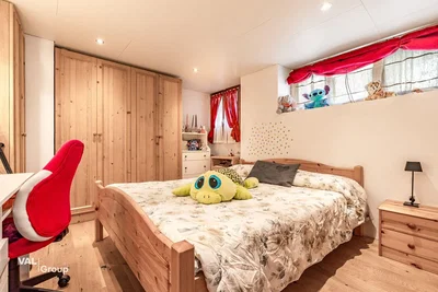 Camera da letto; pavimento in legno, luce naturale, stile moderno