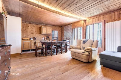 Soggiorno; pavimento in legno, travi in legno, luce naturale, stile rustico