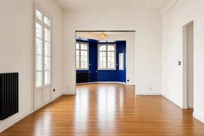 Sala de estar; chão de madeira, luz natural