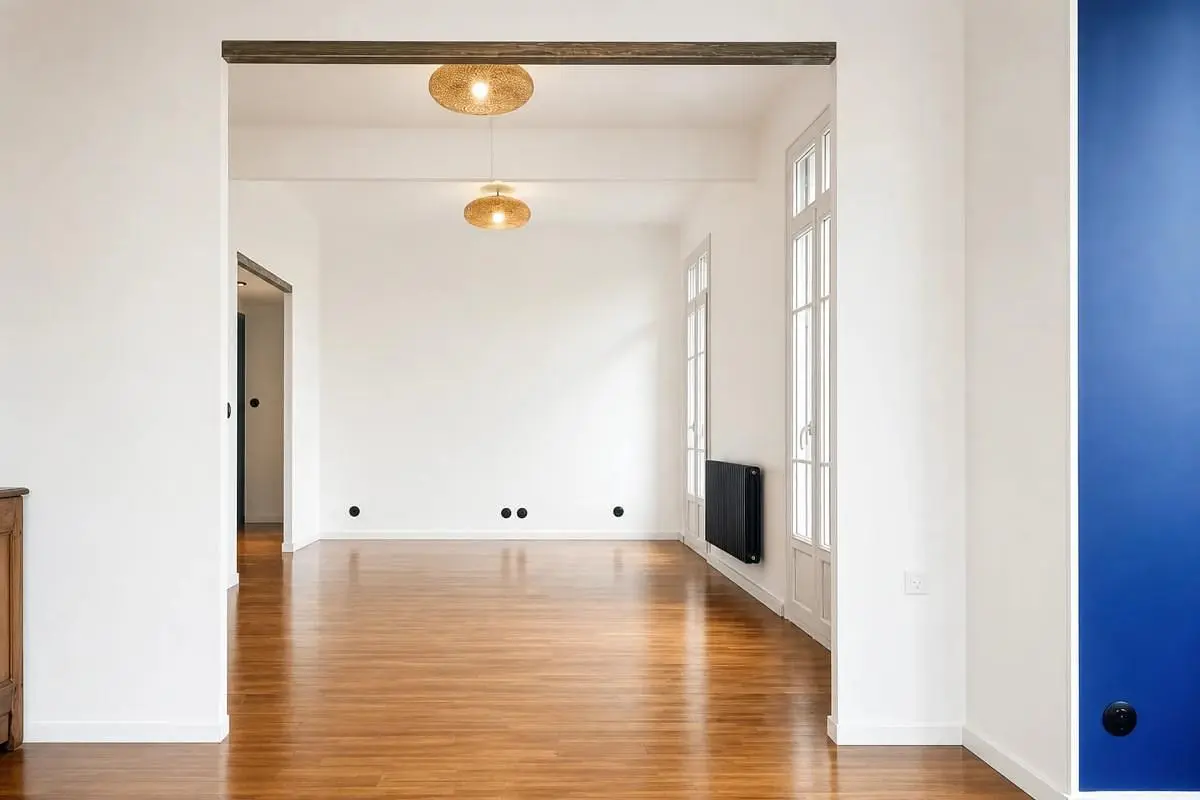 Sala de estar; chão de madeira, luz natural