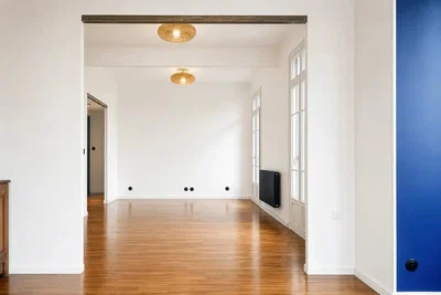 Sala de estar; chão de madeira, luz natural