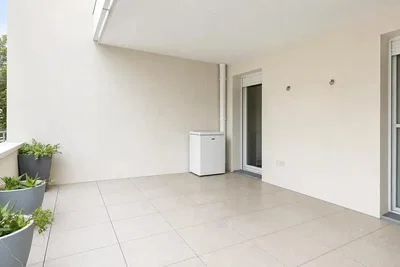 شرفة; أرضية من البلاط, ضوء طبيعي