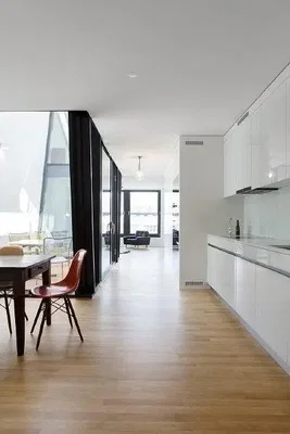 Cozinha; chão de madeira, luz natural, estilo moderno