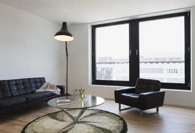 Sala de estar; chão de madeira, luz natural, estilo moderno