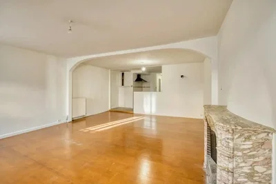 Salón; luz natural, suelo de madera