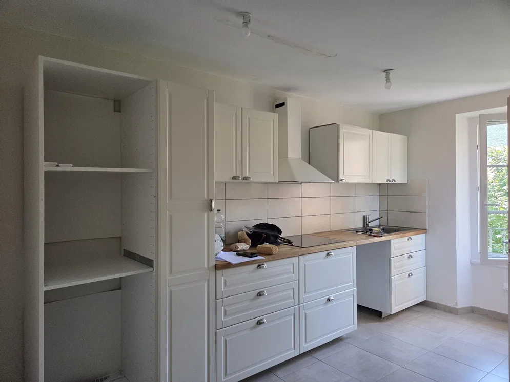 Cozinha; chão de azulejo, eletrodomésticos, luz natural