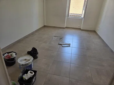 Outro; chão de azulejo, precisa de renovação, luz natural