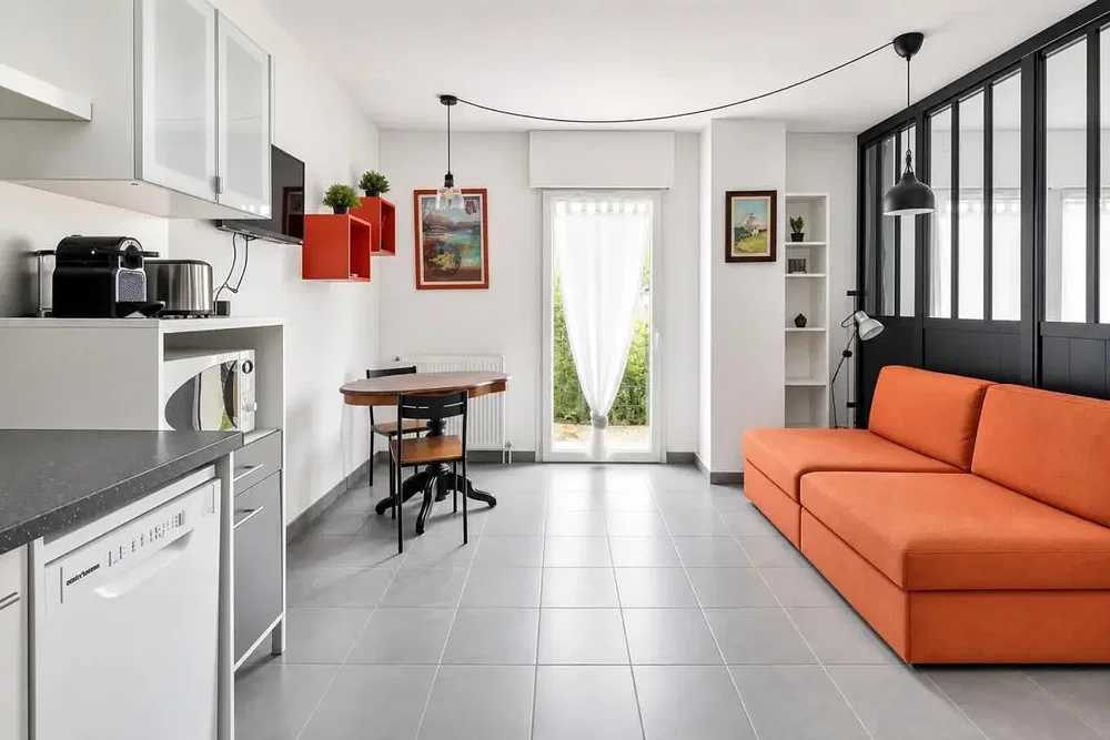 Wohnzimmer; küchengeräte, tageslicht, moderner stil, fliesenboden