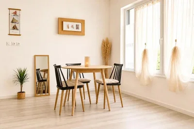 Woonkamer; natuurlijk licht, houten vloer, moderne stijl
