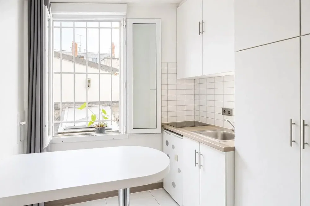 Kitchen; natural light, tile floor, kitchen appliances
