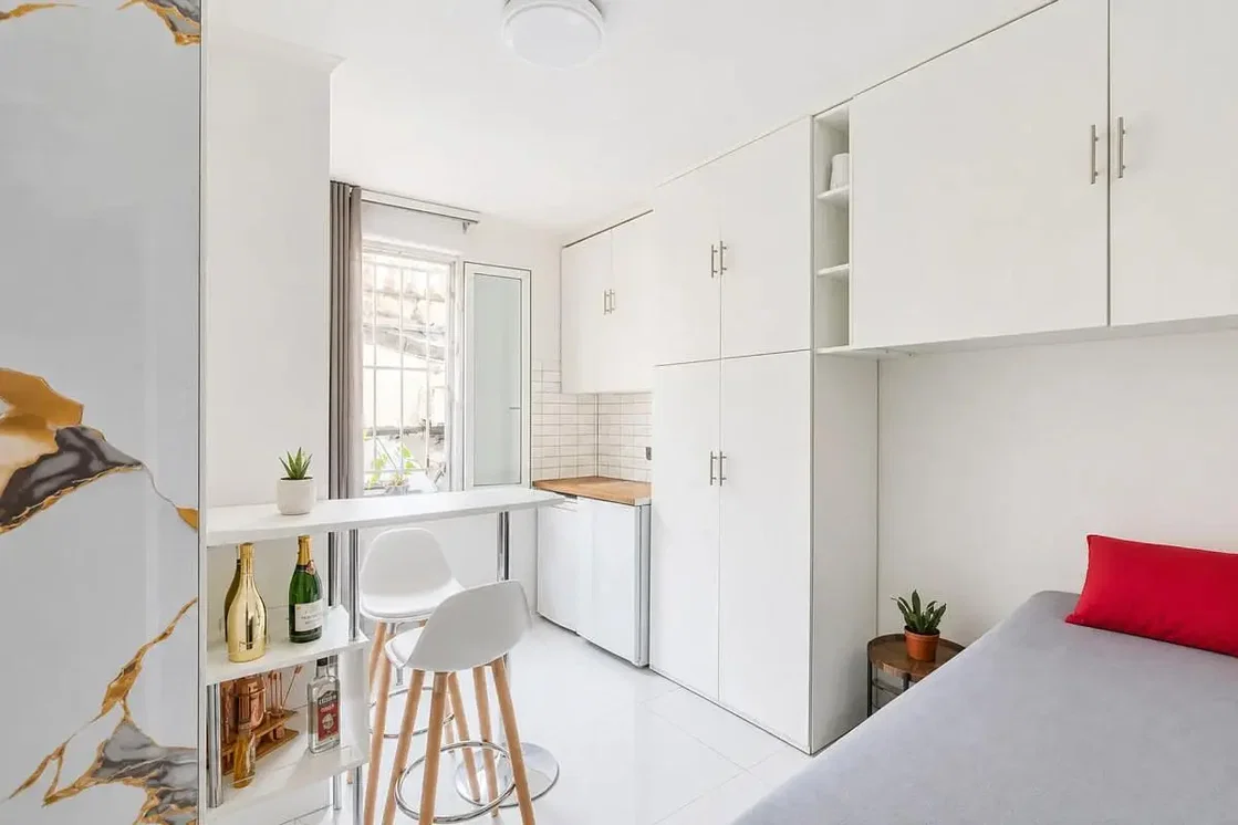 Kitchen; kitchen appliances, natural light, modern style