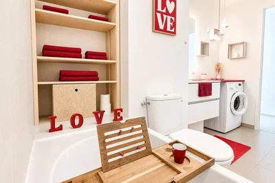 Badkamer; tegelvloer, gerenoveerd, natuurlijk licht