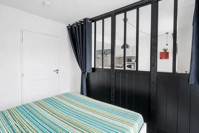 Schlafzimmer; tageslicht, holzbalken