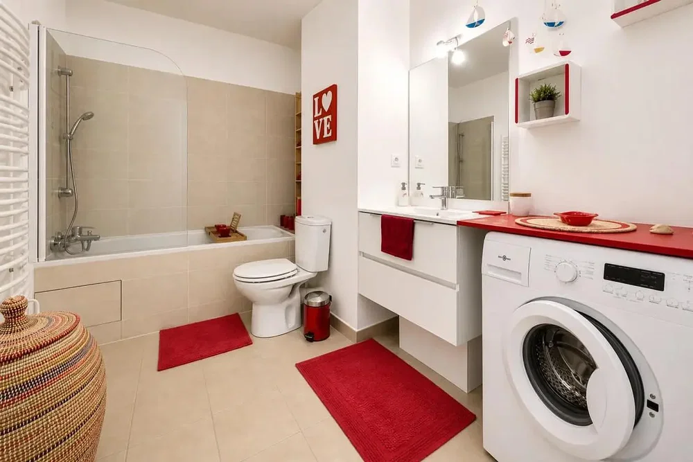 Badkamer; tegelvloer, gerenoveerd, natuurlijk licht
