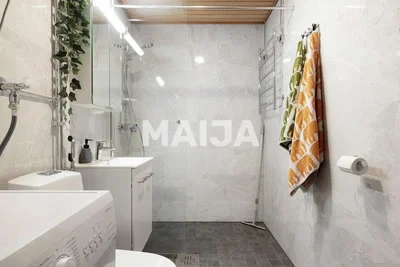 WC; po prenovi, talne ploščice, naravna svetloba
