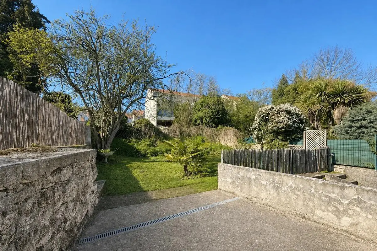 Haus und umgebung; tageslicht, renovierungsbedürftig