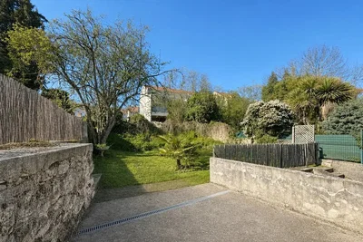 Haus und umgebung; tageslicht, renovierungsbedürftig